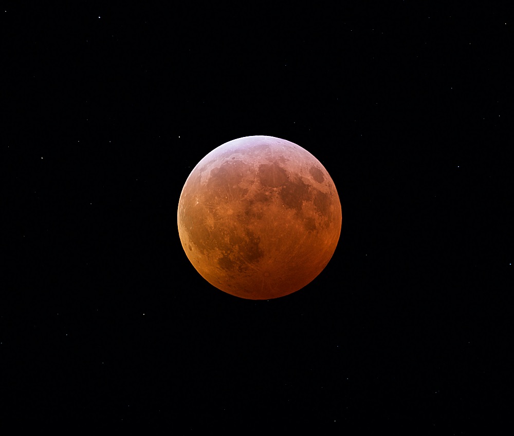 Full "Blood" Moon showing background stars. Gabe Shaughnessy. MAS image.